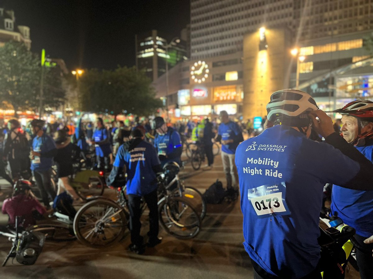 mairie15's tweet photo. Ce sont plus de 1000 vélos, rollers, trottinettes et skates qui se sont réunis ce soir devant la Gare Montparnasse pour le grand départ de la #MobilityNightRide @PariRoller #Paris15 https://t.co/JBgQJgIRhV