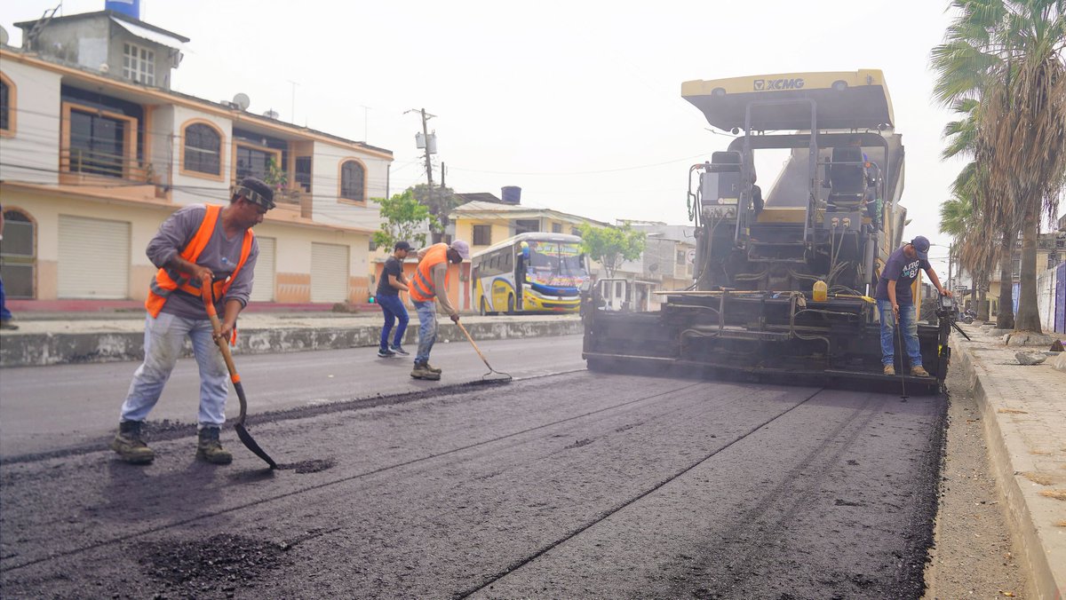 GobiernodeDuran's tweet photo. ¡Continuamos transformando la vialidad en Durán!

Siguiendo los lineamientos de @CHONILLOec , los avances en los trabajos que se desarrollan en la Av. Amazonas no se detienen. Se ha intervenido en el mejoramiento de base y cambio de la carpeta asfáltica. (1/2) https://t.co/llr60xa9gC