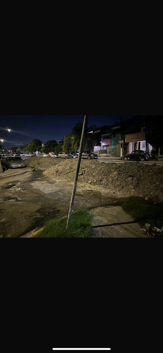 KarimeGOnassis's tweet photo. @ayd_monterrey Hola, cuando repartan lo que dejaron inconcluso en constituyentes de Querétaro 2 sector en San Nicolás, tenemos más de 15 días con calle sin cruce y expuesto varios mts de calle y súmenle problemas viales https://t.co/mCp9dq3uVO