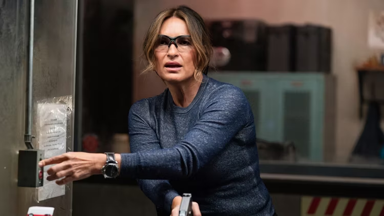 hbaker129's tweet photo. Y'all I know it's TV and suspension of disbelief and all but I'm dying laughing that Liv's casual shooting range fit includes an Armani sweater that retails for $1195. 😂 https://t.co/AMJzBbAcFE