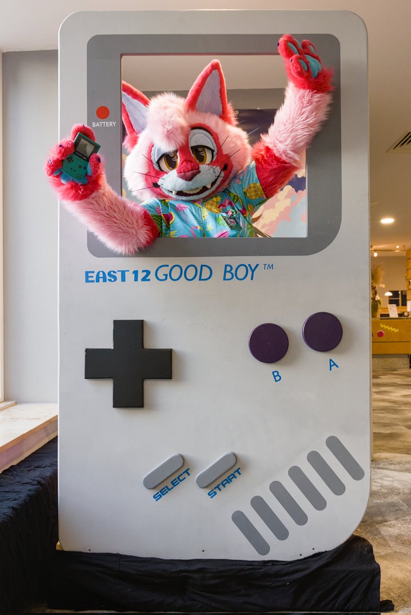 Ooooi! Happy #FursuitFriday everyone! So, tell me: What are we gonna play today?
Tell me your favorite Game Boy Classic ❤️❤️❤️

🪡✂️ By @/BeastLabsSuits
📷 By @/That_Fox_Nicky