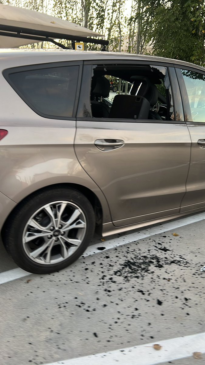AaronDacostaa's tweet photo. Nos han robado en el área de servicio de  la A-6 San Vicente Valcarce todas las pertenecias. Conducían un Nissan Juke Blanco Matrícula 7269MMH. Difundan por favor. 
Por lo menos que no puedan joder a más personas. https://t.co/at5fjeBkHk