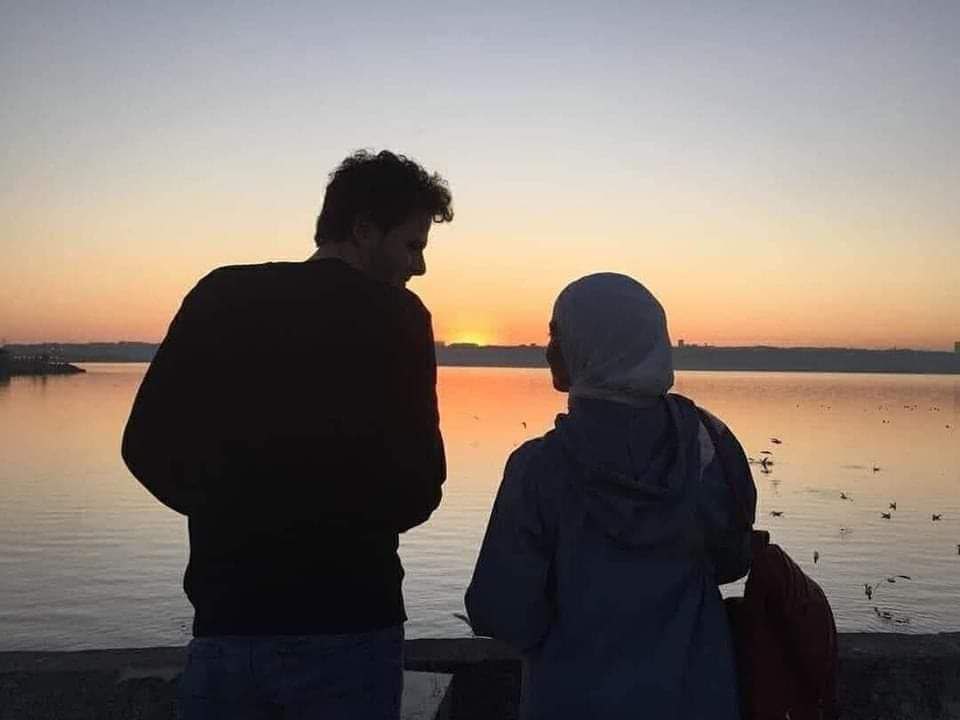 رَفيقٌ تُصبِح كُل الأشياء بِجوارهِ آمِنة مُطمئِنة، حتى قلبِي)'.