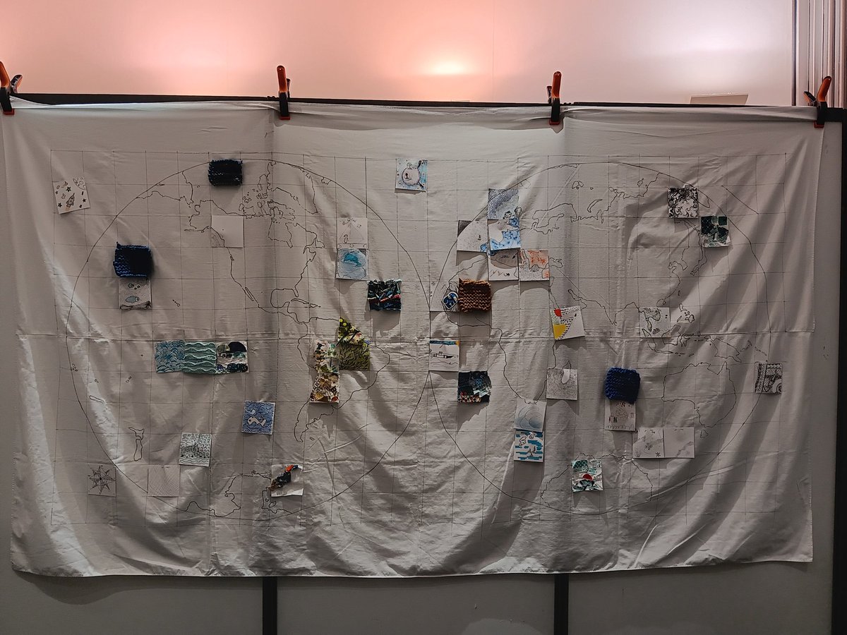 Déjà presque 50 carrés complétés... mais il reste encore du boulot pour finir notre mappemonde collaborative.
On vous attend demain toute la journée au <a href="/FIGSaintDie/">FIG Saint-Dié</a> !
1 carré de 10 x 10 cm à réaliser avec le must have de la carto <a href="/AbCarto/">Aurélie Boissière</a> <a href="/XemartinLaborde/">Xemartin Laborde</a> <a href="/RGuedonGH/">RG BBR.</a>.