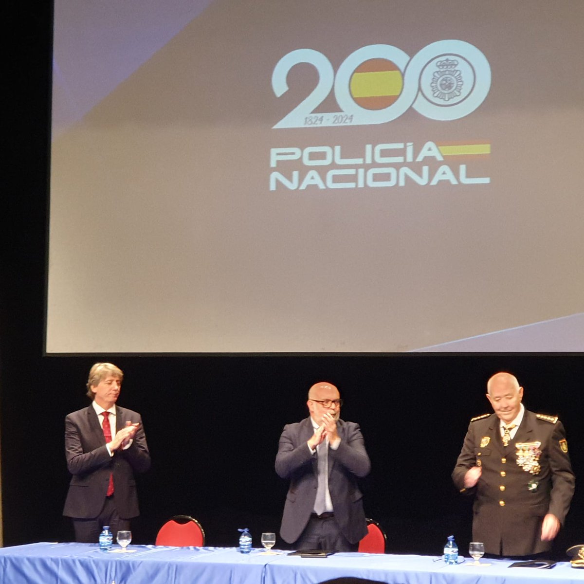 carmenicasoria's tweet photo. 👮‍♂️El Vicedecano y la  Bibliotecaria _Contadora de de.#ICASORIA.Asisten a los actos conmemorativos por el #DíadelaPolicía🧑‍✈️👏.@policia https://t.co/He2zOVW9e5
