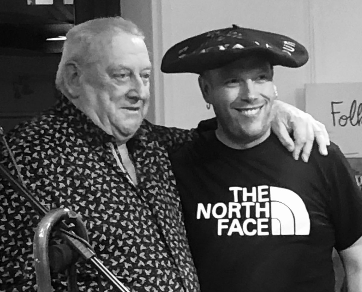 Eneko Lazkozek jantzi du Errexil sariketako txapela. Biba zuek!