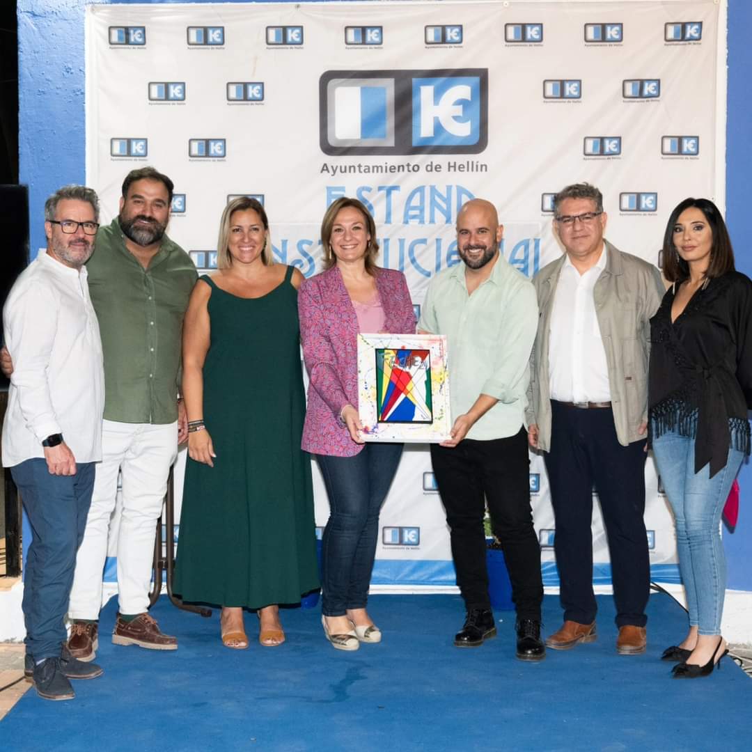 Vox_Hellin_Of's tweet photo. #FeriaDeHellín
#FECHE
🎬 Presentación del cartel del V Festival Internacional de cine "Ciudad de Hellín".
👉 Nuestros concejales @HellinRaquel @FaustinoHellin han asistido al evento, donde se ha presentado el nuevo cartel de manos de Ismael Olivares, productor de cine.
1/2 https://t.co/2cHptzYx5H