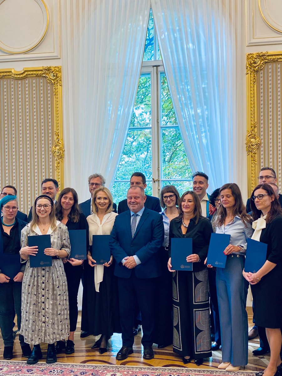 Dziś wspaniały dzień - wręczenie nominacji dla Kierowników Jednostek Dydaktycznych czyli prodziekanów ds studenckich. Na <a href="/Karowa18/">Wydział Socjologii UW</a> KJD ponownie została prof. Agnieszka Jasiewicz-Betkiewicz. Mam wielkie szczęście, że pracuję z tak wyjątkową osobą 🥰 <a href="/UniWarszawski/">Uniwersytet Warszawski</a>