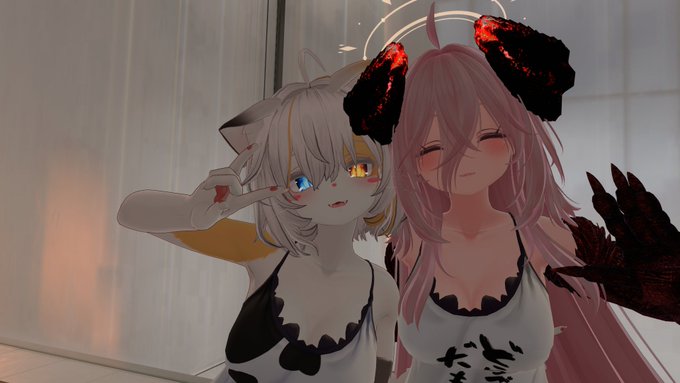 あとこれはおそろいの服ツーショット😊
VRCで出会った三毛猫ちゃんが可愛くて毎日がhappy happy happyです😸😸😸 