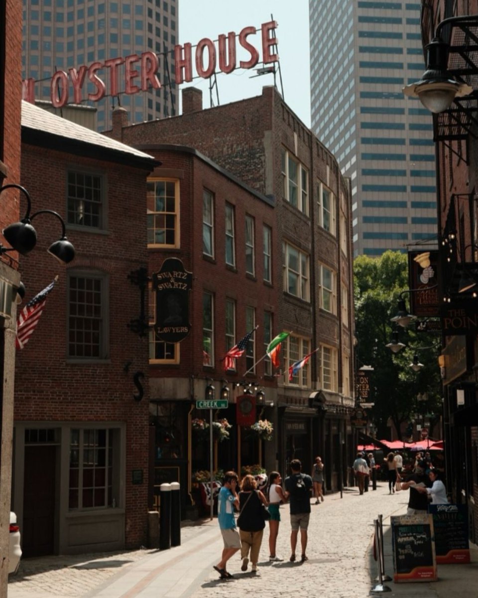 TheFreedomTrail's tweet photo. #FanPicFriday from the Blackstone Block 🍻
📸: @snapsbybraeden
.
.
.
#TheFreedomTrail #BostonHistory https://t.co/1qyZJMPNTM
