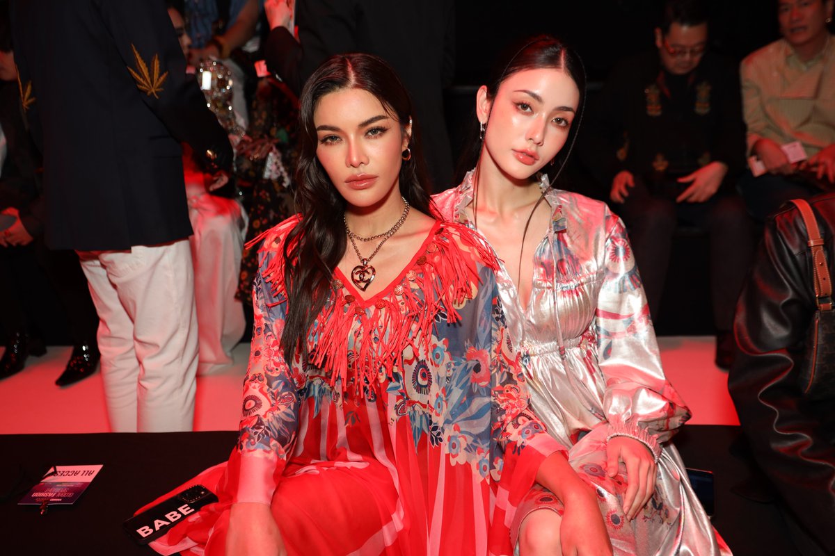 TrendyUpdate_th's tweet photo. Siam Paragon Bangkok International Fashion Week 2024 ประกาศศักยภาพแฟชั่นไทยกับแฟชั่นโชว์สุดตระการตา ISSUE presented by GC และ POEM presented by MERZ AESTHETICS

🔗: https://t.co/MKpWthr8tD

#SiamParagonBIFW2024 #SiamParagon #ISSUEpresentedbyGC #POEMpresentedbyMERZAESTHETICS https://t.co/4tZs7lVXue