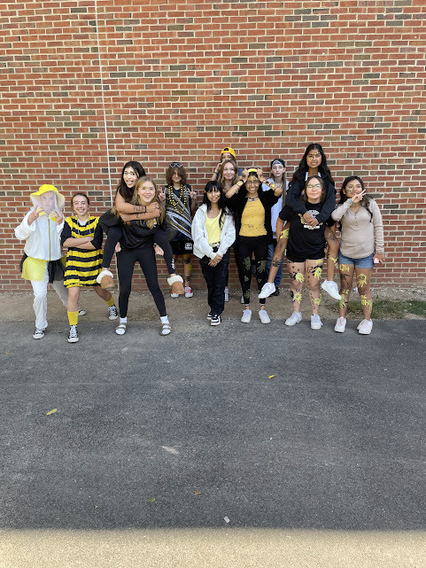 HarvardJrHigh's tweet photo. Hornet PRIDE! 🐝
 #harvardrising #jrhornetsrising #cusd50 @cusd50 @HarvardD50 #HJH https://t.co/jVKv7SEeQx