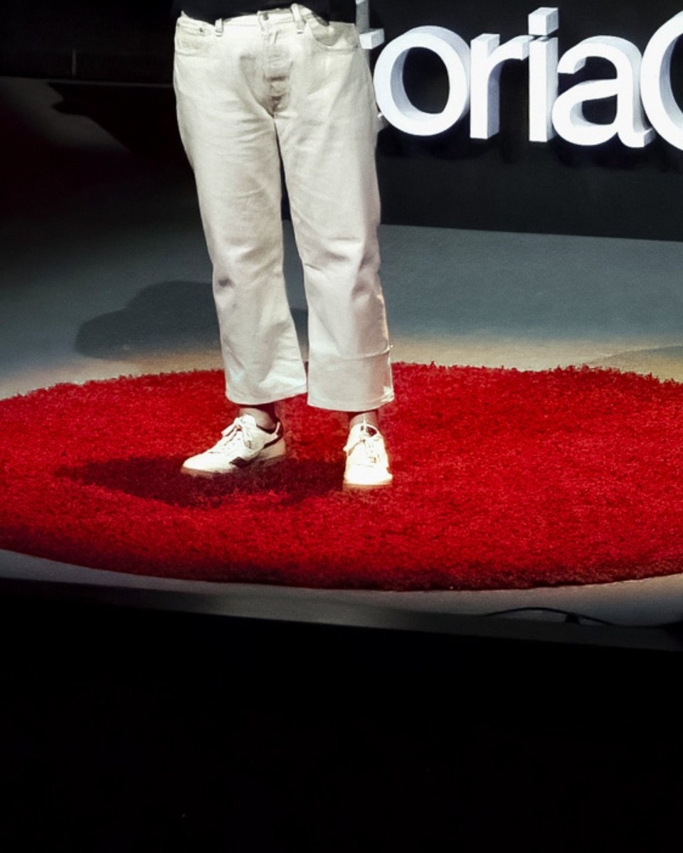 En TEDxVG no solo las ideas cobran vida... también la alfombra roja.

Menos mal que la cinta de doble cara siempre nos salva del drama escénico.

#tedxvg #vitoriagasteiz