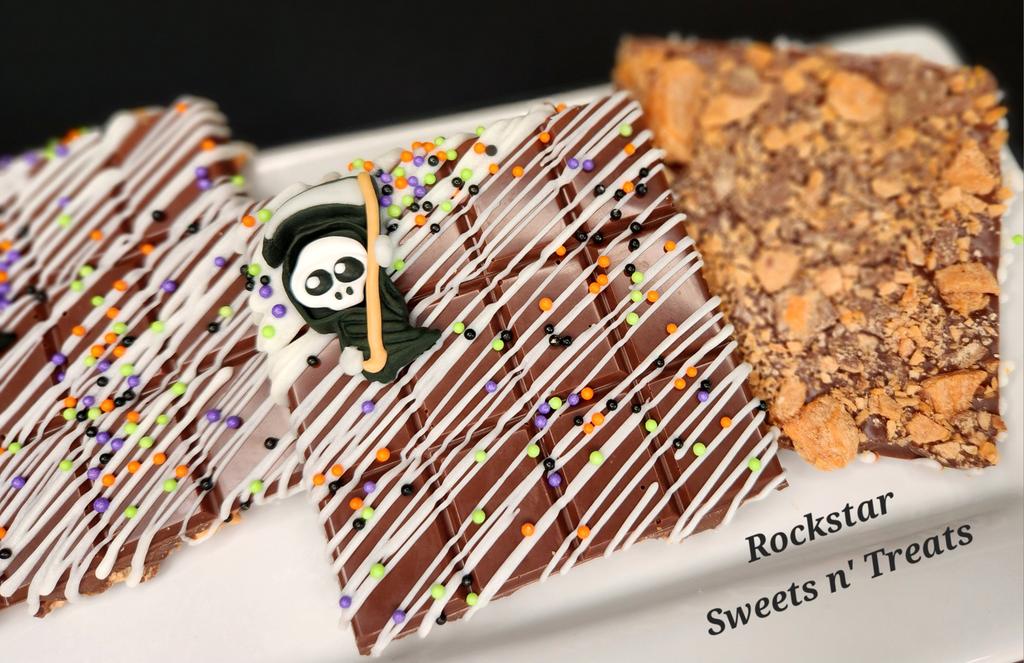 Rockstartreats's tweet image. Death by chocolate bar! ☠️🍫😋
These Spooky loaded chocolate bars are fun and delicious!
Yummy milk chocolate loaded with crushed butterfingers and drizzled with creamy white chocolate! Packaged separately and perfect for treat giving! 🎃
Found at etsy.com/shop/rockstars…