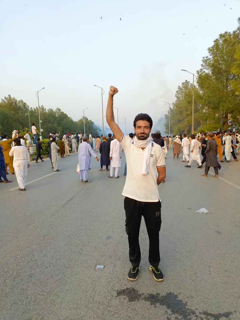 ISFpakistan93's tweet photo. وہ جو ڈٹے ہوے ہیں محاذ پر
مجھے ان صفوں میں تلاش کر
#Dchok #islamabad #pti https://t.co/1qKHTzZNxV