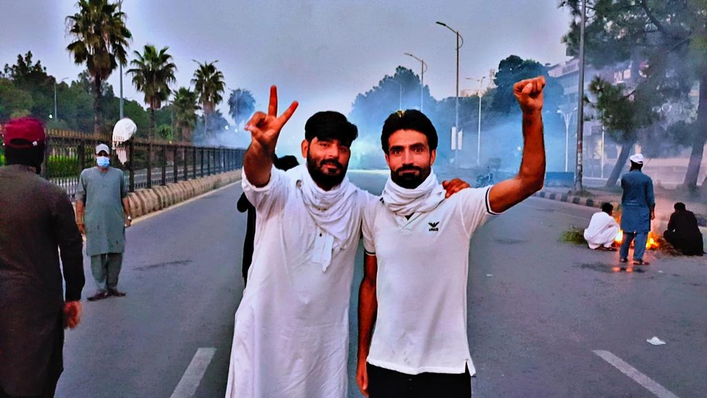 ISFpakistan93's tweet photo. وہ جو ڈٹے ہوے ہیں محاذ پر
مجھے ان صفوں میں تلاش کر
#Dchok #islamabad #pti https://t.co/1qKHTzZNxV