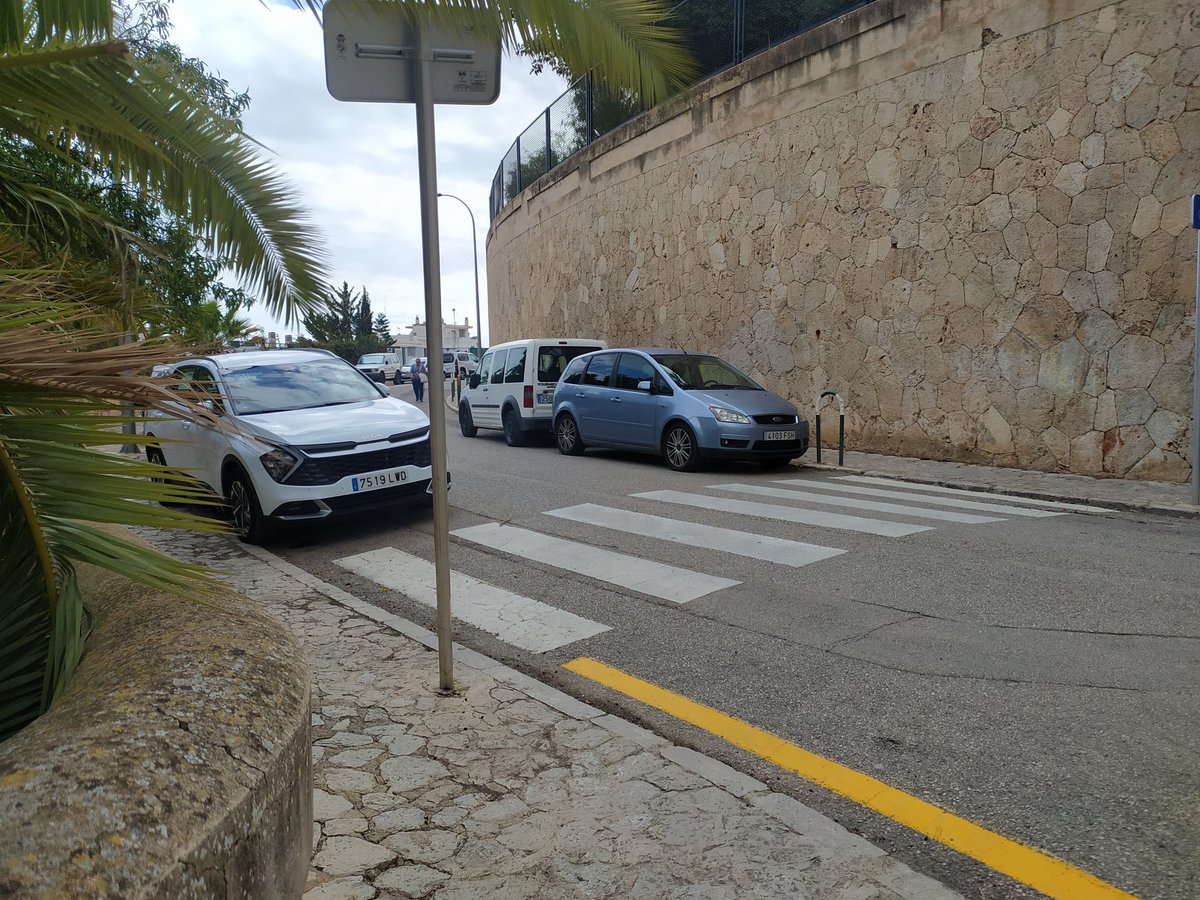 Ara ja no només aparquen sobre els passos de vianants obligant a anar pel carrer, també ho fan als dos costats del carrer i només poden passar els cotxes d'un en un al carrer Pare A. Oliver. Impunitat total <a href="/ajuntpalma/">Ajuntament de Palma</a> <a href="/policiadepalma/">Policia de Palma</a> <a href="/JaimeMartinez/">Jaime Martínez Llabrés</a> <a href="/EspanyoletSon/">Son Espanyolet Residencial</a>