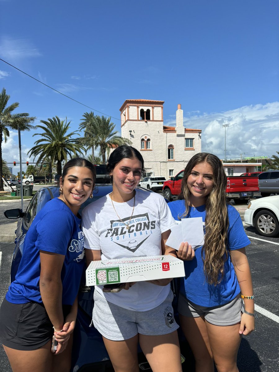 DSC_SBall's tweet photo. Your DSC softball team spent the afternoon delivering donuts and thank you cards to some of our local fire stations to show our appreciation! 

Thank you firefighters for all you do! #talonsout https://t.co/3uXVIJ1KCo