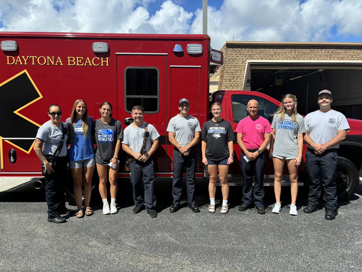 DSC_SBall's tweet photo. Your DSC softball team spent the afternoon delivering donuts and thank you cards to some of our local fire stations to show our appreciation! 

Thank you firefighters for all you do! #talonsout https://t.co/3uXVIJ1KCo