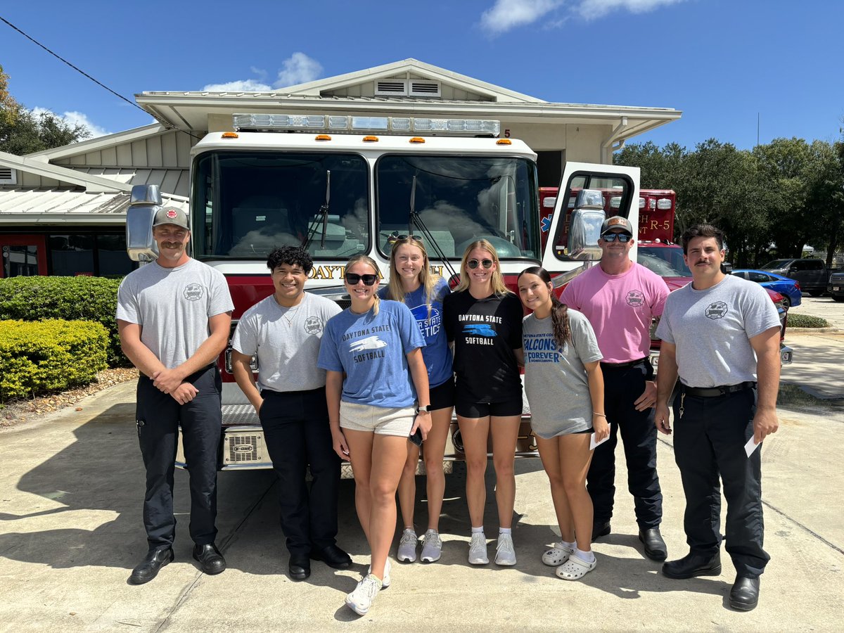 DSC_SBall's tweet photo. Your DSC softball team spent the afternoon delivering donuts and thank you cards to some of our local fire stations to show our appreciation! 

Thank you firefighters for all you do! #talonsout https://t.co/3uXVIJ1KCo