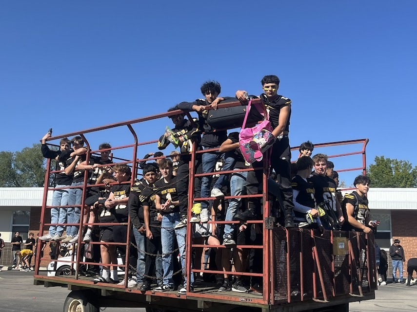 HarvardJrHigh's tweet photo. Happy Homecoming Hornets! 🐝 We hope you have a fun and safe weekend celebrating!
¡Feliz Homecoming Hornets! 🐝 ¡Esperamos que todos tengan un fin de semana divertido y seguro celebrando!

 #harvardrising #jrhornetsrising #cusd50 @cusd50 @HarvardD50 #HJH https://t.co/FG7dBKK2QG
