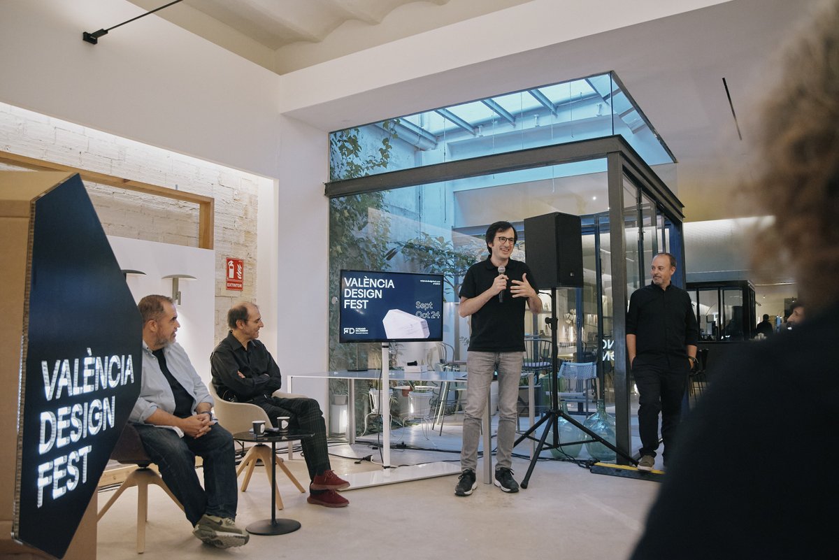 València Design Fest (@valenciadesignf) on Twitter photo Al espacio de <a href="/cosinestudio/">Cosín</a> acudieron profesionales del sector del diseño para escuchar a <a href="/julicapella/">Juli Capella</a> hablar sobre «Interiorismo y humor» junto a <a href="/ModestoGranados/">Modesto Granados</a>.
Muchas sonrisas y una conversación con los allí presentes que culminó con una <a href="/CervezaTuria/">Cerveza Turia</a>
#VDF24 Al espacio de <a href="/cosinestudio/">Cosín</a> acudieron profesionales del sector del diseño para escuchar a <a href="/julicapella/">Juli Capella</a> hablar sobre «Interiorismo y humor» junto a <a href="/ModestoGranados/">Modesto Granados</a>.
Muchas sonrisas y una conversación con los allí presentes que culminó con una <a href="/CervezaTuria/">Cerveza Turia</a>
#VDF24