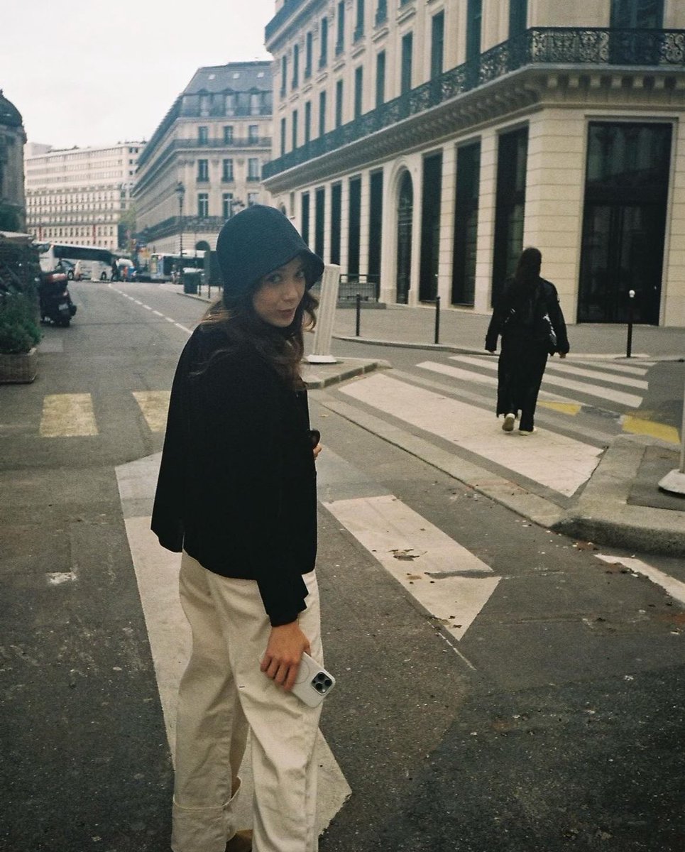 LaufeyUpdates's tweet photo. Laufey in Paris✨ https://t.co/MglkKFqNYp