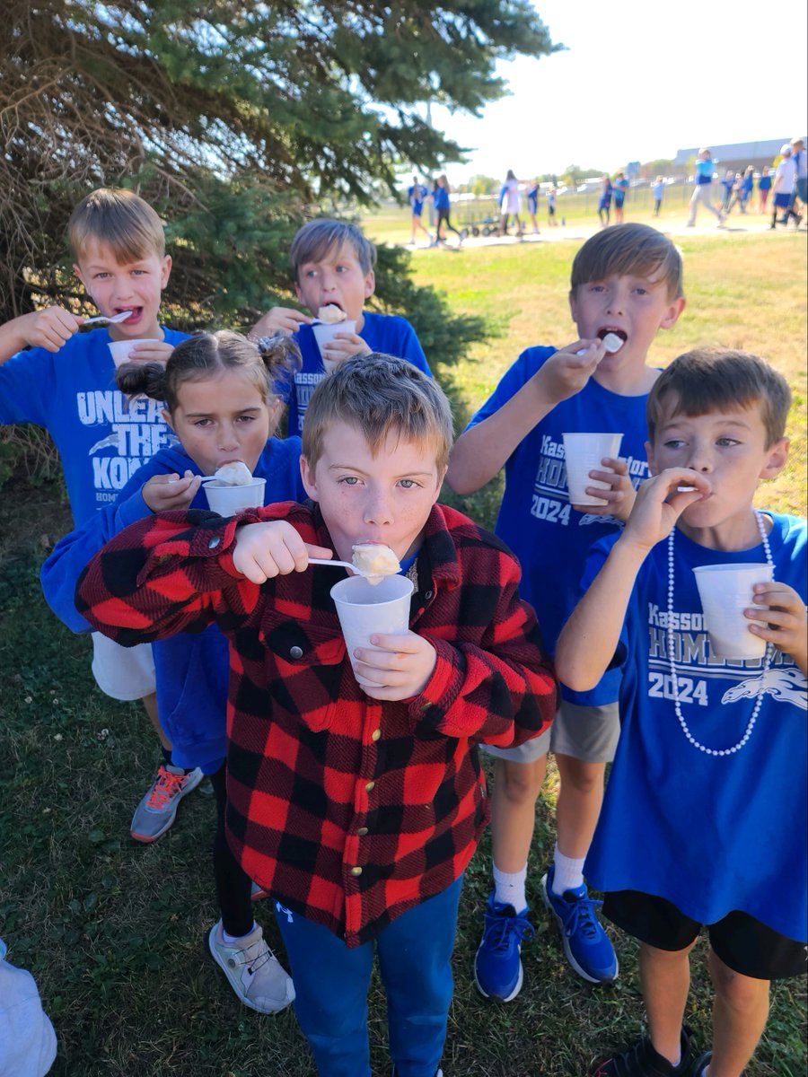 Scoops of fun at our PTA Ice Cream Float Day! 📷📷 Our amazing volunteers made sweet memories for our kiddos. Thanks to everyone who helped make this day extra special!