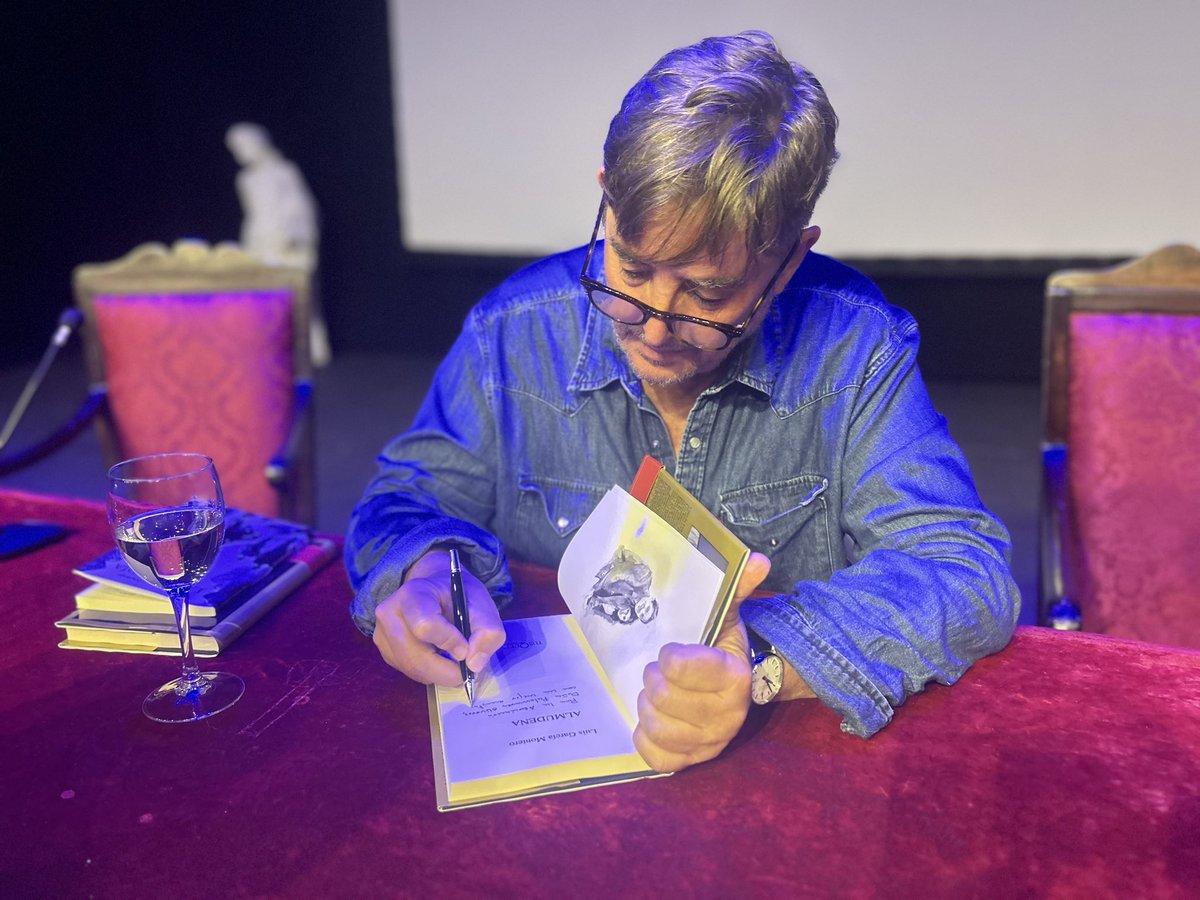 Luis García Montero ha presentado en Trebujena su último libro, Almudena, en una tarde llena de amor y poesía. 

La XV Feria del Libro de Trebujena está dedicada en esta edición a este reputado poeta, crítico literario y ensayista. Ha sido un lujo tenerte con nosotros, Luis.