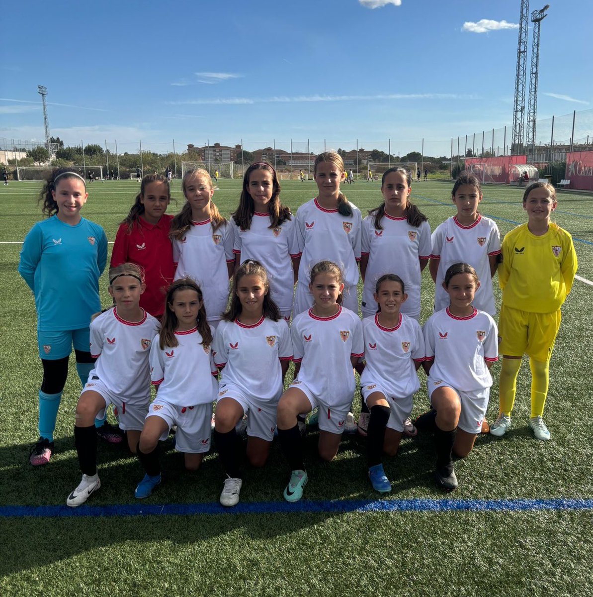 CANTERA | Primer partido en casa y primera victoria para las de <a href="/JustoAnzuga3/">Justo Anzuga</a> en la 3ª Andaluza Alevín masculina. 👏🏻⚽️

#SevillaFCFem Alevín ⚪️🔴 2-0 FB Carmona 

⚽️ María y Elvira. 💪🏻

#CanteraSevillaFC