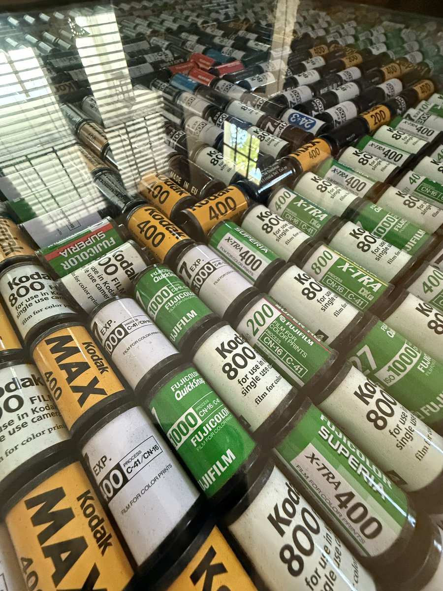 BryceEllPhoto's tweet image. Absolutely in awe of this table in my Airbnb