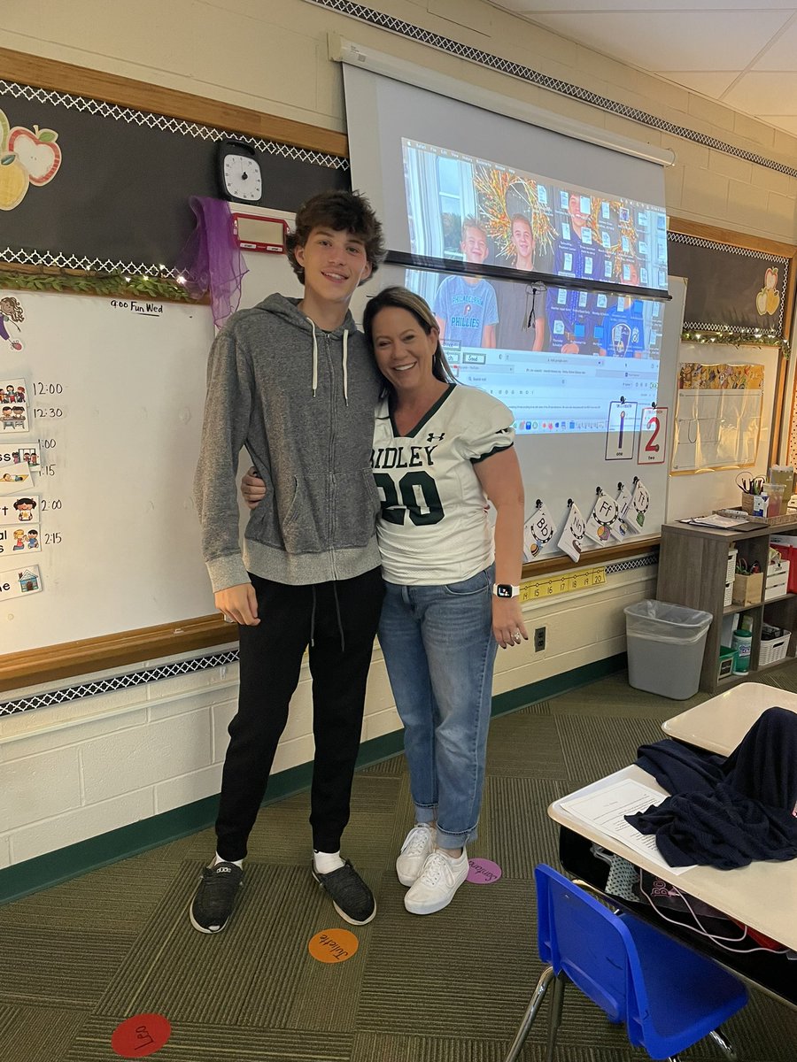 EdgewoodRSD's tweet photo. We aRe Edgewood 💚🤗#myjerseyyourimpact #mybowyourimpact @Green_Raiders @RidleyDistrict https://t.co/w1VDnGl6Mb