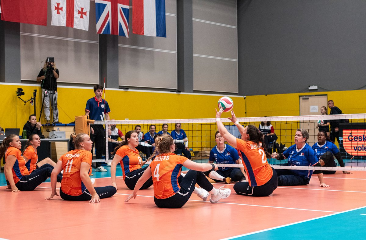 🔥🔥 Ook onze tweede wedstrijd hebben we gewonnen! Tegen Frankrijk werd het 3-0 (25-22, 25-13, 25-18)💥 
Morgen gaat de SNL voor ons verder met om:
⏱️ 14.00 uur Kroatië
⏱️ 18.00 uur Groot-Brittannië
Meer informatie en livestream:
volleybal.nl/nieuws/teamnl-…
#teamNL #pve #zitvolleybal