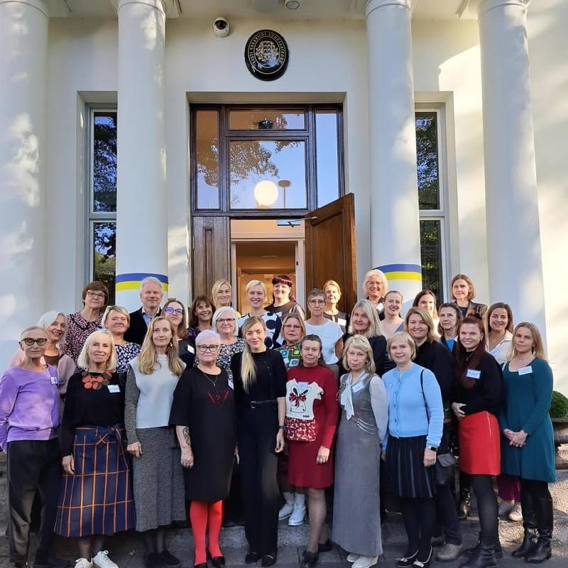 v_liina's tweet photo. Üle ilma on ligi 150 erinevat õpetuskohta, kus eesti lapsed saavad täiendharidust. Soomes on emakeele tunnid lülitatud riikliku koolisüsteemi sisse. #õpetajatepäev #EHS #eestikeeleōpetajaSoomes https://t.co/sj63dKZ5Cf