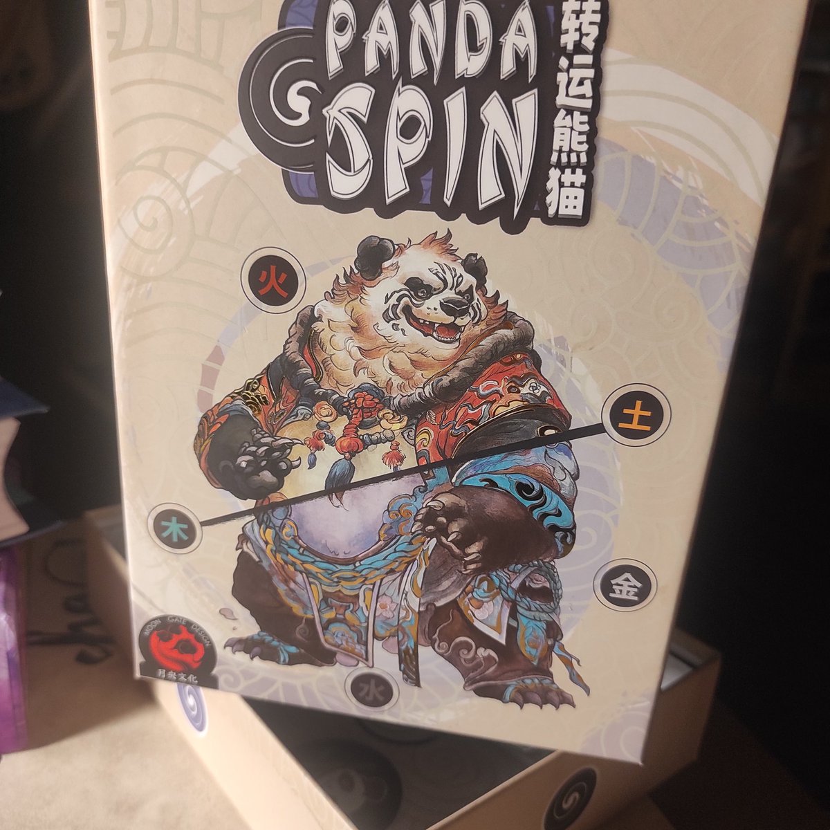 digitaleflaneur's tweet photo. Okay, beim Artwork macht #PandaSpin einfach keine Gefangenen! Damn! Is dit hübsch. Aber dieses Kartenformat ist wieder der Abgrund, da gibt's sicher keine Sleeves zu 😭.

Bin gespannt, was Carl Chudyk diesmal gezaubert hat. 

#boardgames https://t.co/gLGWYPrabA