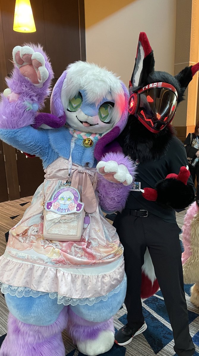 A very pretty photo I got with @roya_bun at last Megaplex!

I got to see them in the dance competition both at FWA and Megaplex and seriously they are insane please give them some love

#FursuitFriday