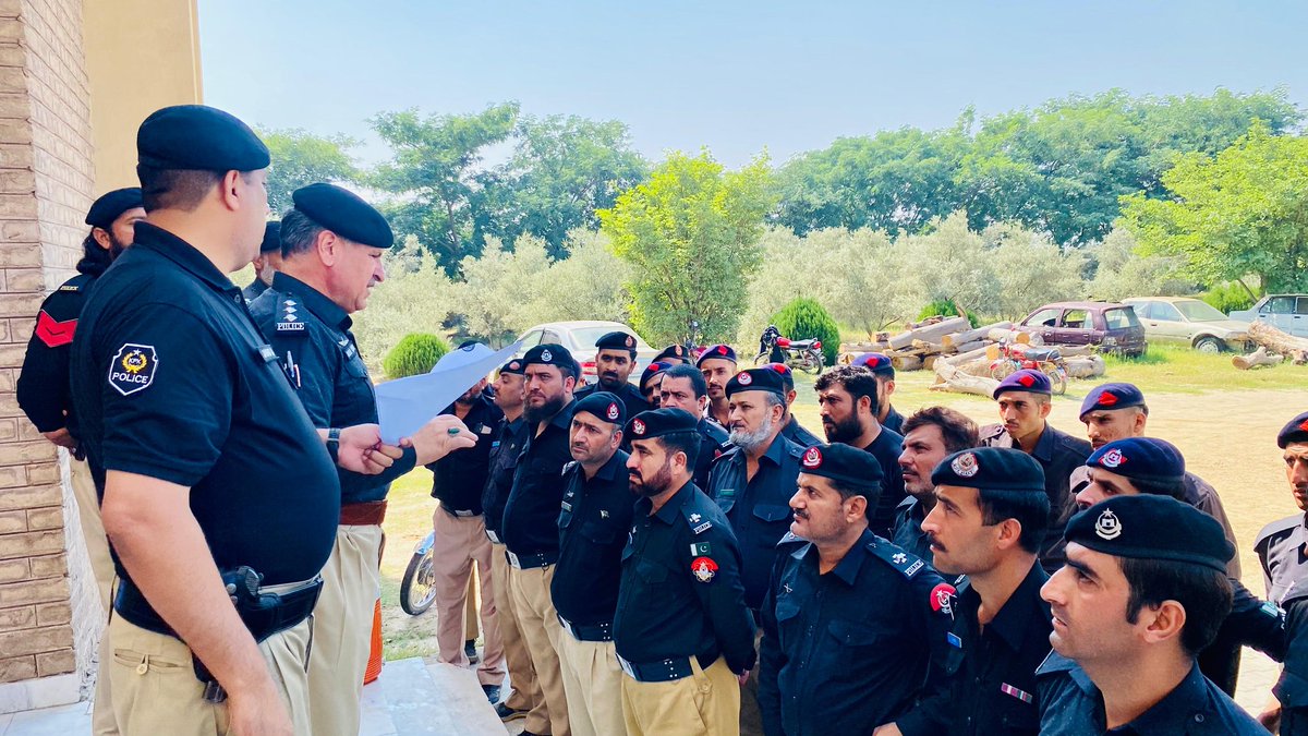 SwabiPolice's tweet photo. صوابی۔سینٹرل پولیس آفس کی جانب سے جاری کردہ نوٹیفکیشن میں تمام رینک کے افسران و اہلکارز کو ٹک ٹاک،فیس بک، انسٹاگرام،واٹس ایپ,یوٹیوب سمیت تمام سوشل میڈیا پلیٹ فارمز کےاستعمال سےروک دیاگیاہے
زیر صدارت ڈی ایس پی ہیڈکوارٹر نورالامین خان کااہلکاروں کے لیےہفتہ وار کونسلنگ سیشن کا انعقا https://t.co/BCXcgBmDCH