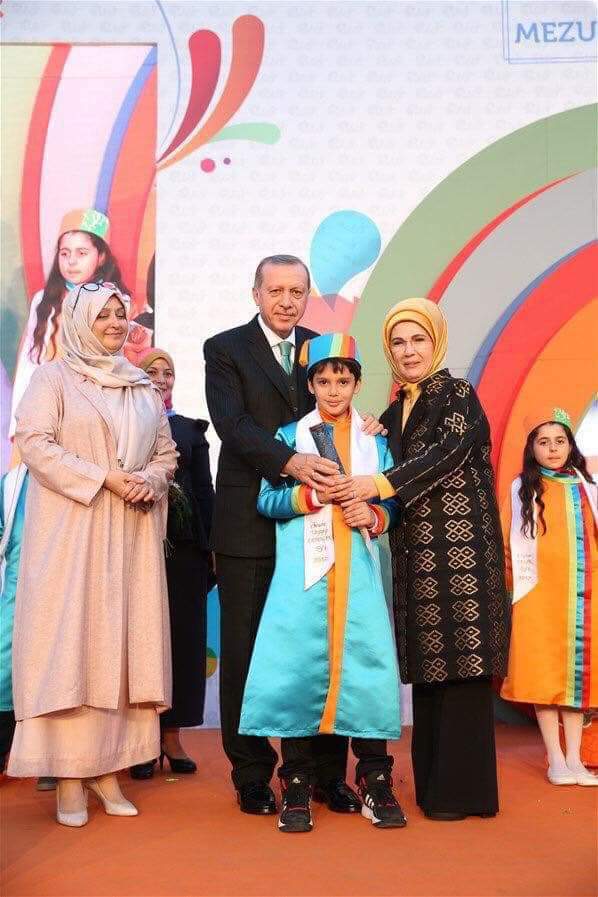 _umbertoeco__'s tweet photo. Erdoğan;
 "Bugün 1 milyon 300 bin imam hatip öğrencisi var, 
İmam hatipli olmak demek dava adamı olmak demektir" dedi.

Torunu Ömer Tayyip,
American Montessori Society'e bağlı Palet Montessori ilkokulundan mezun oldu...!!! https://t.co/nKsyVUG57u