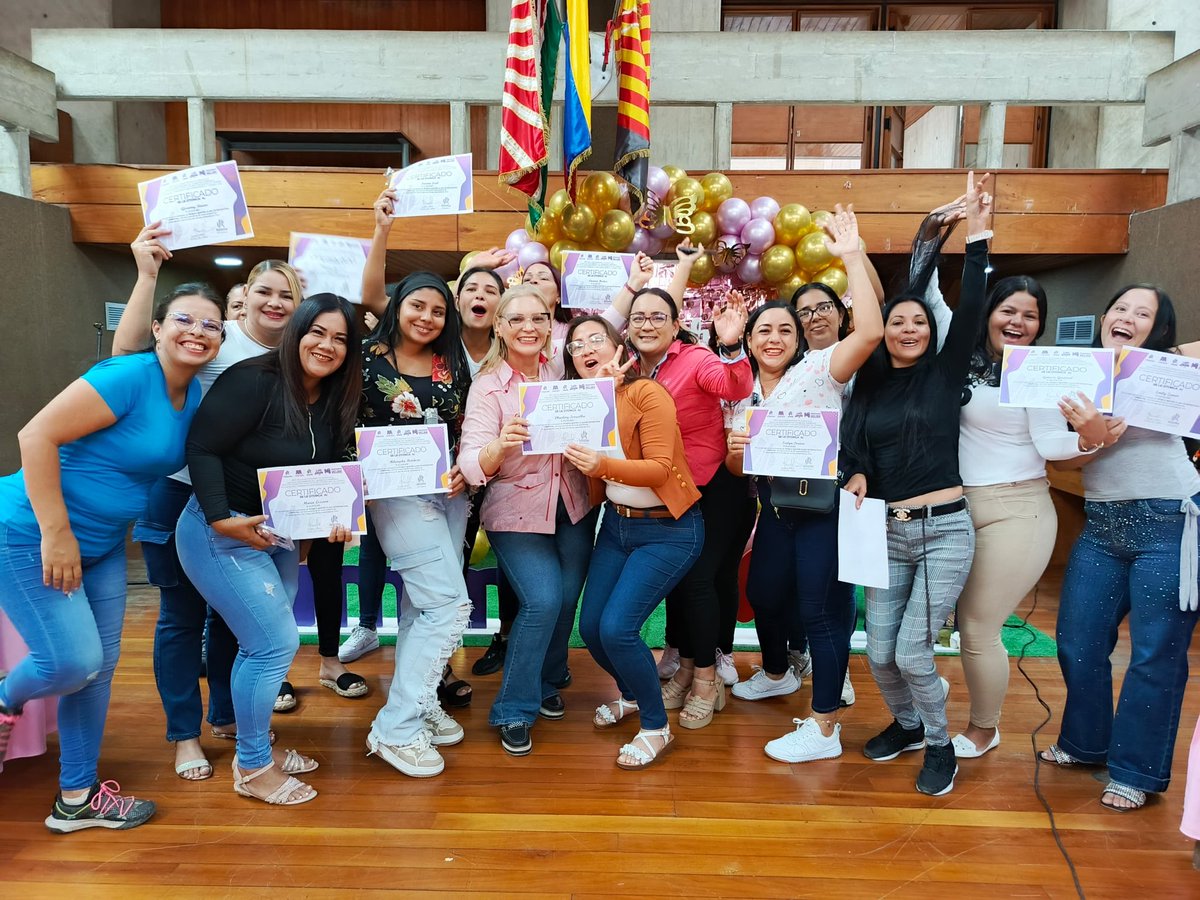 #04Oct 👩🏽‍🦱🥧🫶🏼En un alegre acto celebrado en la Sala de Sesiones de la <a href="/Iribarren_Alc/">Alcaldía de Iribarren</a> 250 mujeres de diversas parroquias de Iribarren, recibieron su certificación por haber culminado exitosamente los cursos de repostería comercial y navideña ofrecidos de manera gratuita.