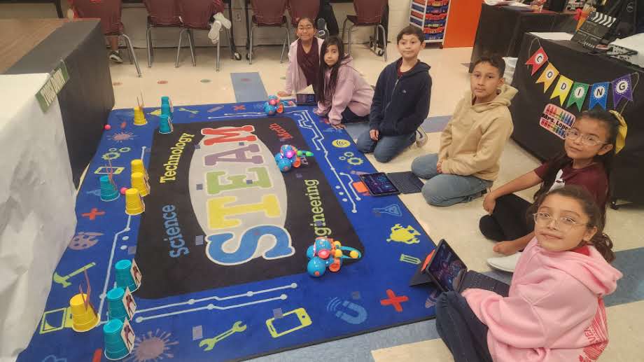 LYEcoding's tweet image. Today is game day… @Las_Yescas we cheer for Los Fresnos Football team. Go FALCONS!!!!