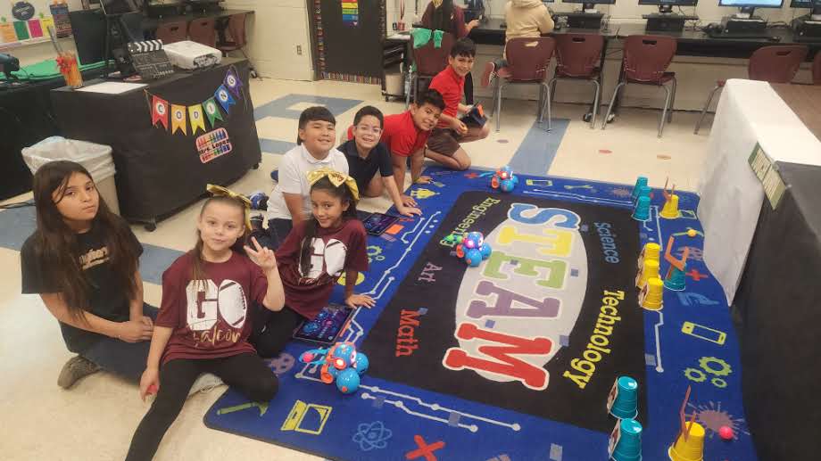 LYEcoding's tweet image. Today is game day… @Las_Yescas we cheer for Los Fresnos Football team. Go FALCONS!!!!