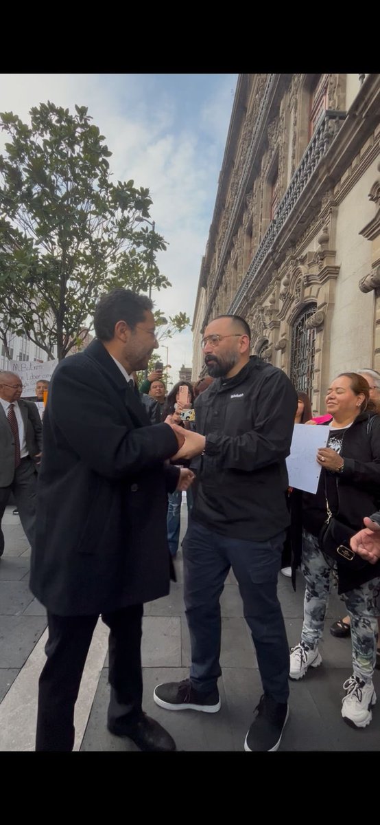 MorenoMarioB's tweet photo. Misión cumplida Jefe de Gobierno, @martibatres. 

Hizo un trabajo sobresaliente, cercano a la gente, con acento social, pero sobre todo con resultados en beneficio de la CDMX, dando continuidad a la cuarta transformación. 

“Hay hombres que luchan un día y son buenos. Hay otros que luchan un año y son mejores. Hay quienes luchan muchos años y son muy buenos. Pero hay los que luchan toda la vida: esos son los imprescindibles”.