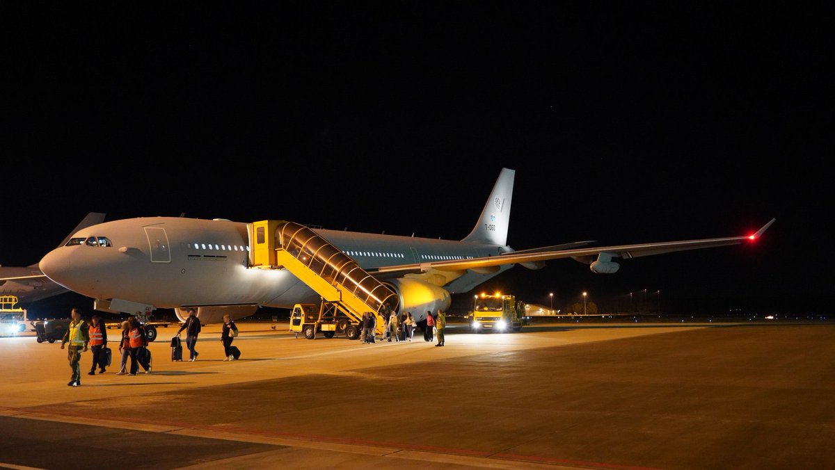 Our first repatriation flight out of  Lebanon landed at Eindhoven in The Netherlands. 

The A330 of the Dutch Air Force had 185 people on board, including nationals from Belgium 🇧🇪 , Ireland 🇮🇪 and Finland 🇫🇮 

European solidarity.

<a href="/Willem_vdVoorde/">Willem van de Voorde</a> @IrelandRepBru <a href="/JoriArvonen/">Jori Arvonen</a>