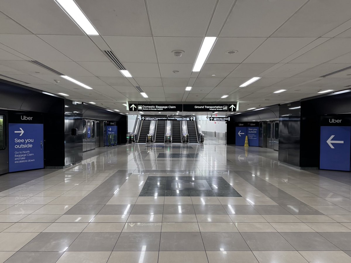 Amazing when you can get an empty shot at the worlds busiest airport ⁦<a href="/ATLairport/">Atlanta Airport</a>⁩