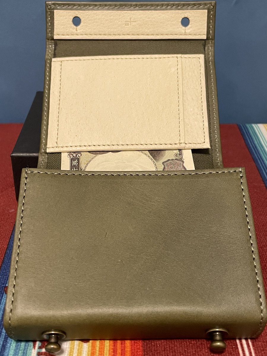 Guutara's tweet photo. 予約して、4ヶ月待って買えた、欲しかった財布。
M+ millefoglie II P30 grigio

grigioは、経年変化がが大きいので楽しみ。

#millefoglie https://t.co/xS8EM1AHU2