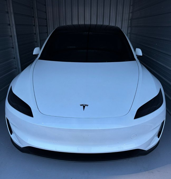 LinloveBTC's tweet photo. DO YOU LIKE WHITE TESLA? https://t.co/8qvgl8Vans
