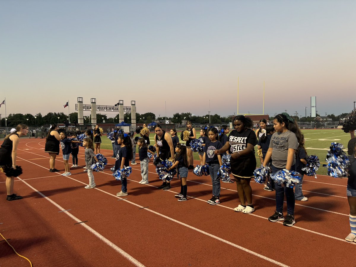 bartoncheerteam's tweet photo. Huge shoutout to the Irving cheer team for inviting us to the homecoming game! We had a blast cheering loud and proud! 🦬 💙 🐯 Can’t wait for more fun together! #bigsister #littlesister #homecoming https://t.co/6XYSmOEdWP