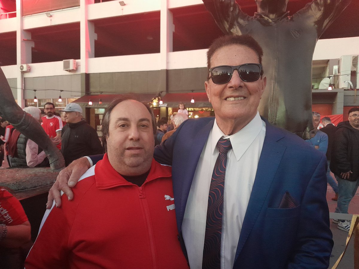 dnsoler's tweet photo. Uno de los máximos ídolos del club tuvo su reconocimiento por parte de un grupo de hinchas que hizo la estatua.
PEPÉ se merece esto y mucho más.
Rodeado de otros grandes como el Chivo y Pancho Sa.
GRACIAS PEPÉ!!!

Chapeau Rey y los jugadores que fueron.

#Independiente
#todorojo https://t.co/QHZLbEwlOV