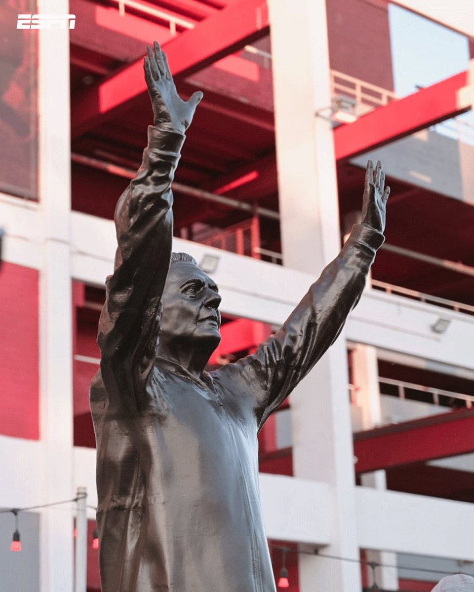 dnsoler's tweet photo. Uno de los máximos ídolos del club tuvo su reconocimiento por parte de un grupo de hinchas que hizo la estatua.
PEPÉ se merece esto y mucho más.
Rodeado de otros grandes como el Chivo y Pancho Sa.
GRACIAS PEPÉ!!!

Chapeau Rey y los jugadores que fueron.

#Independiente
#todorojo https://t.co/QHZLbEwlOV