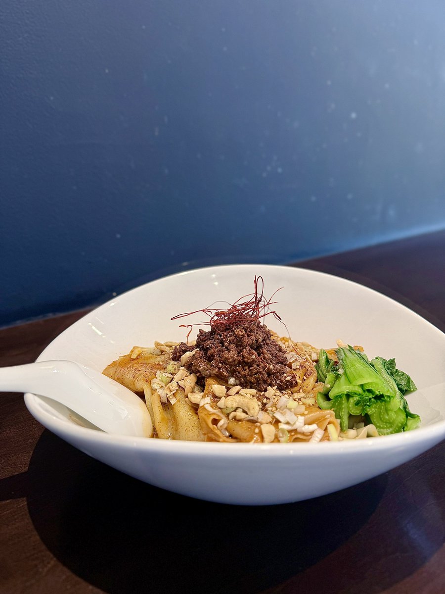 kainramen's tweet photo. まるはち屋

空飛ぶ汁無しニボ反々麺
東京製麺謹製特注0番麺/自家製辣油/花椒

香りのいい粗挽き花椒&amp;自家製辣油✨️
隠れるように潜むニボ感もたまらん😆
ずっしりもっちりとした一反木麺も👍
ナッツや青菜の食感も最高😍
旨痺辛を優しく癒す牛骨スープ🌈
上から眺める本家の妖怪🤭
ご馳走様でした🙏 https://t.co/I6fLVcFN0R